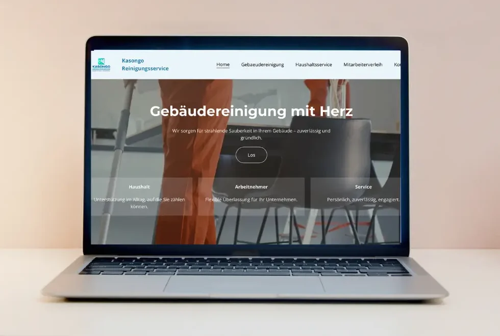 Website der Kasongo Gebaeudereinigung auf einem Laptop